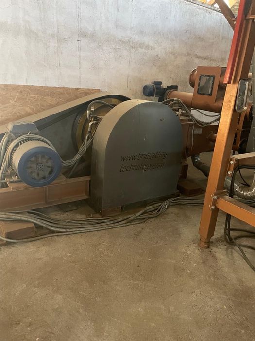 Presa industriala brichetare rumegus si resturi vegetale