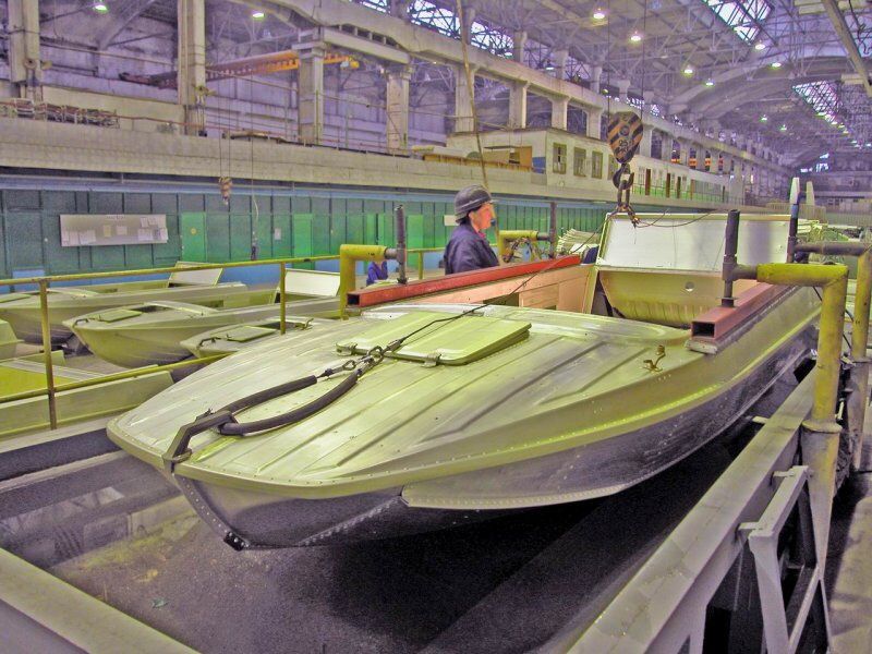 Производство лодок. Лодка Казанка м7. Лодка Казанка 5м с завода. Новая Казанка. Казанка лодка завод.