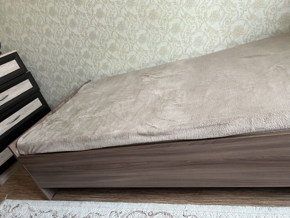 Продам кровать с матрасом
