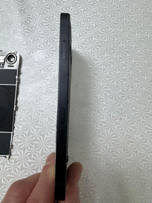 IPhone 16e разбитый