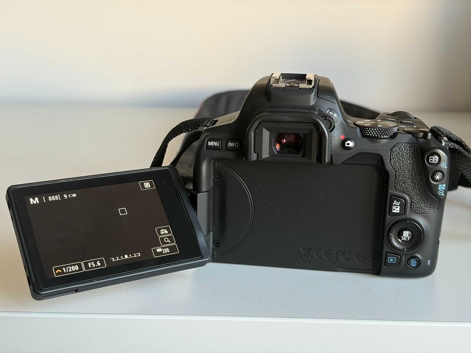 Canon 250D + два обектива