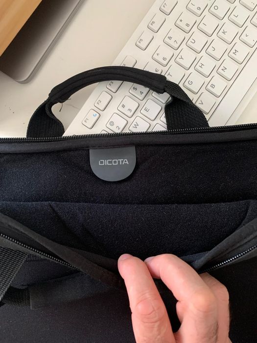 Vând geanta laptop Dicota Smartskin
