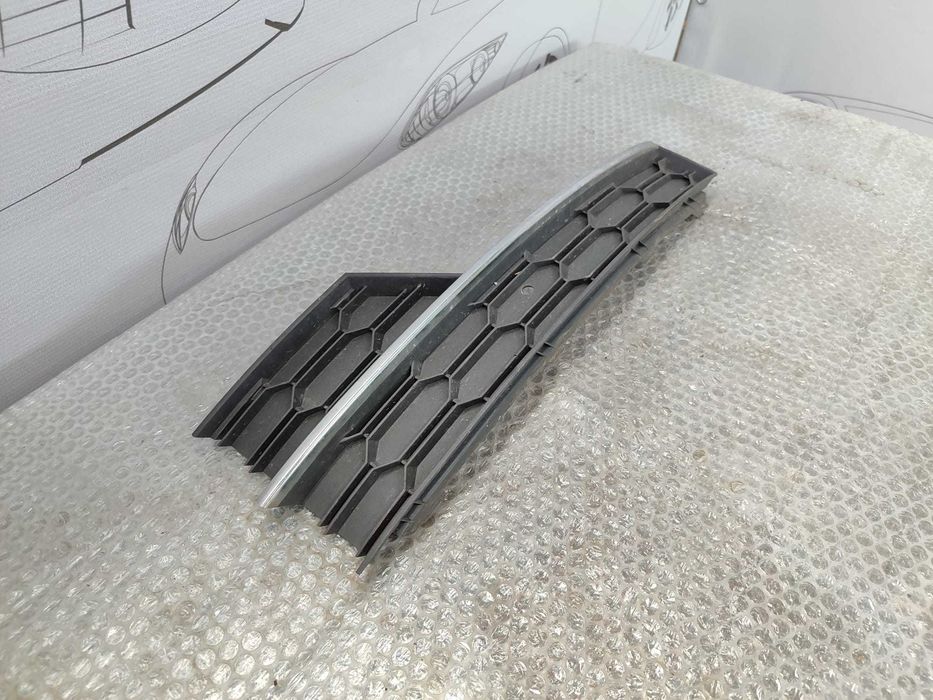 Grila Bara Fata Stanga Skoda Octavia (5E) Break 2017–2020 / Cod OEM 5E0807681G (5G2)