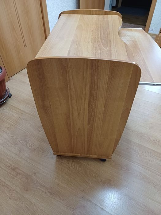 Стол компьютерный продам.