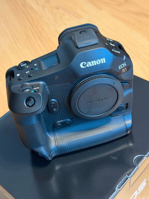 Aparat foto Canon R1