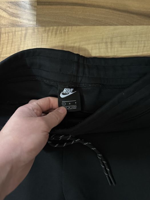 Vand Pantaloni Nike Tech