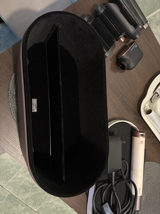 Vand placa Dyson cu toate accesorile, nou nouta!