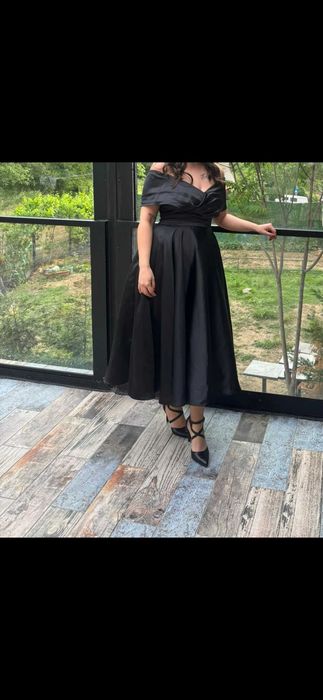 Официална черна рокля.