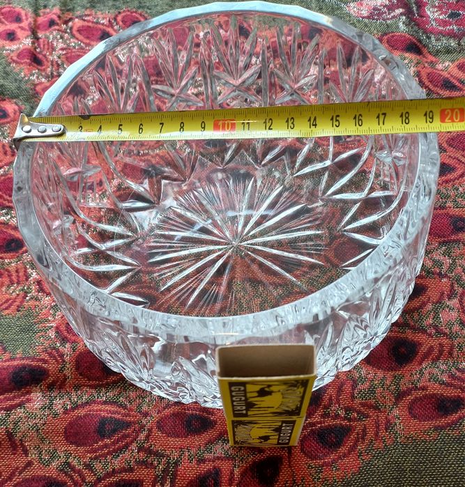 Продаются хрустальные вазы.