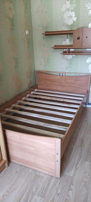 Шифонер и кровать.