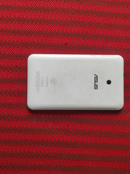 Tabletă ASUS cu slot micro SD Card și slot SIM