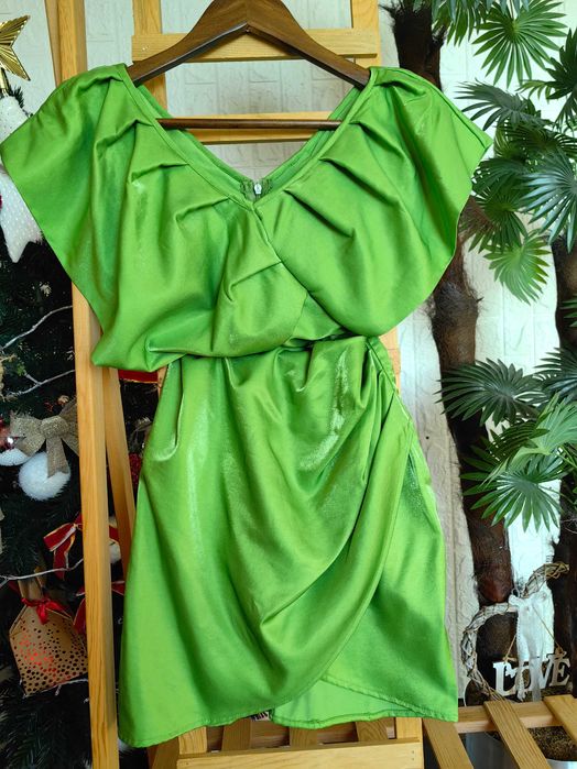 Впечатляваща елегантна рокля в ярък зелен цвят с блясък