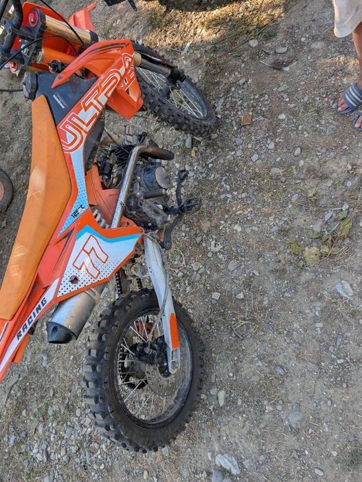 Vând cross 125 cc ultra ca nou îl vând că a început școala