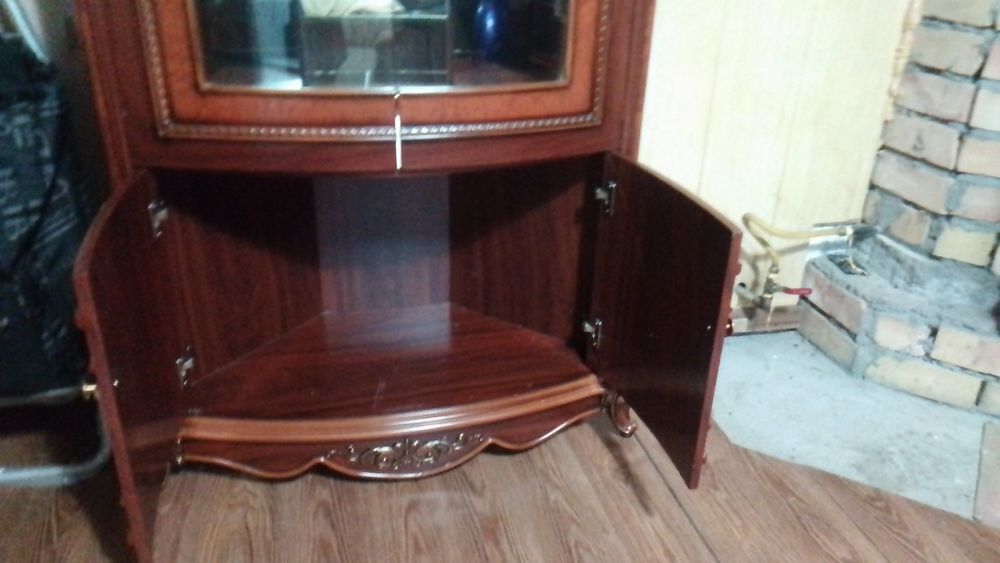 Продается угловой сервант.