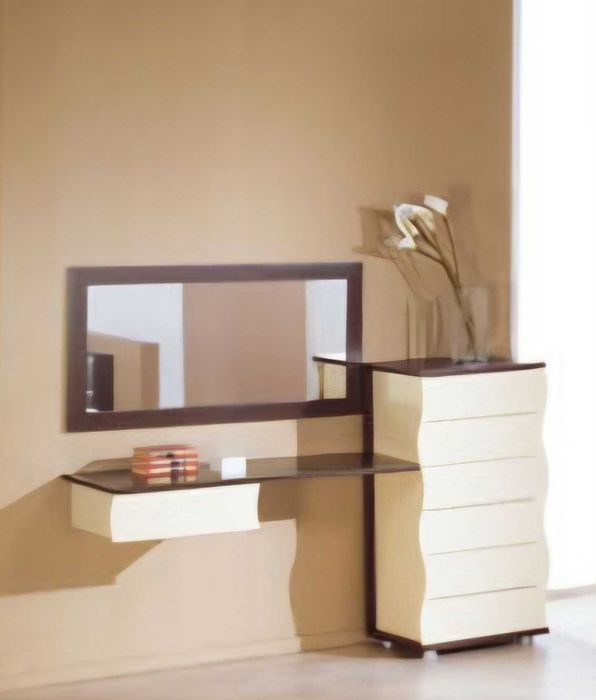 Туалетный столик с зеркалом.