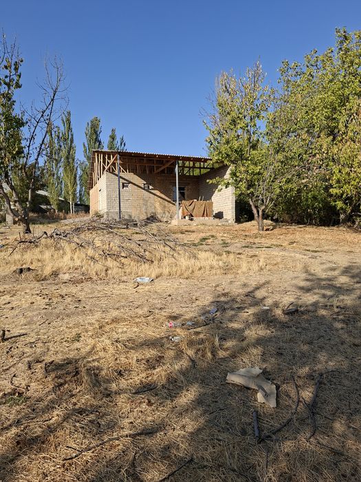 Uy sotiladi narxi esa kelishamiz