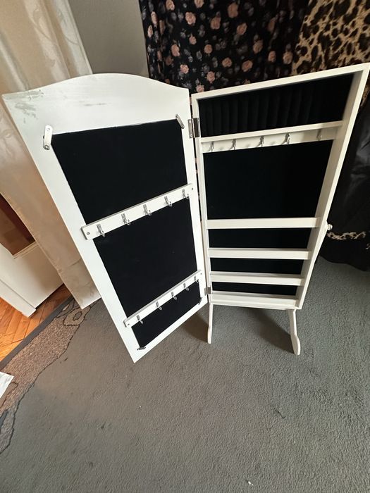 Dulapior cu oglinda  pentru bijuterii