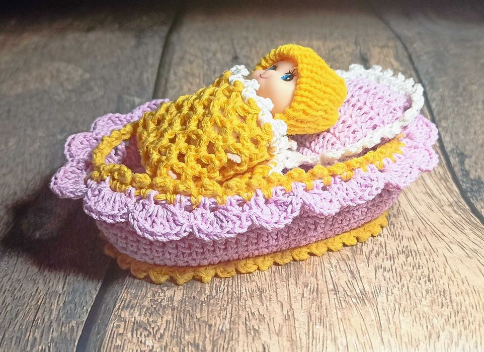 Вязаная колыбелька для куколки (куколка в подарок)