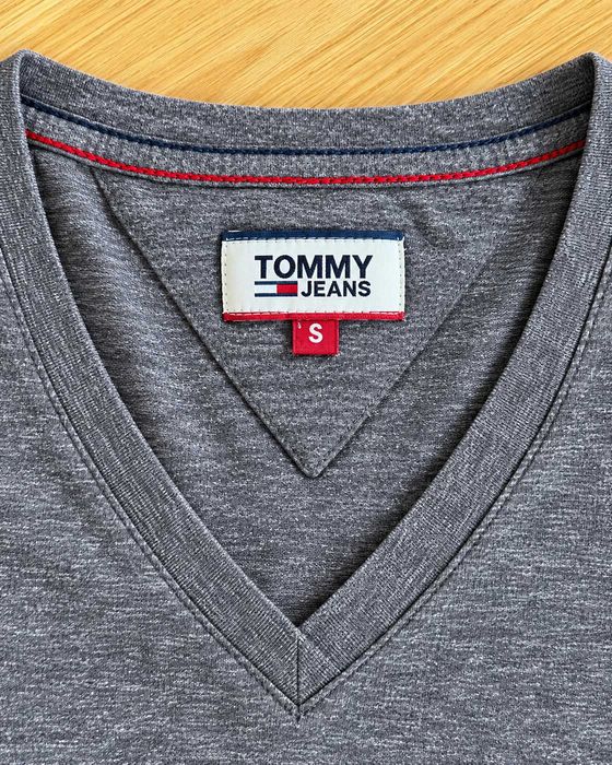 Tricou Tommy Jeans damă gri melanj, decolteu în V, bumbac, mărimea S