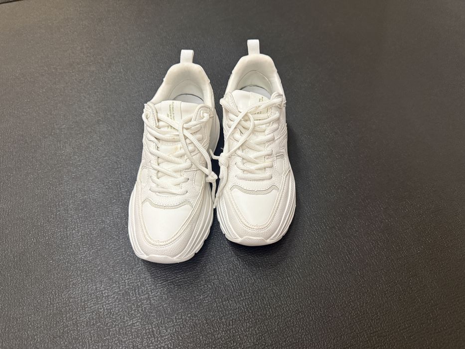 Adidasi albi pull&bear