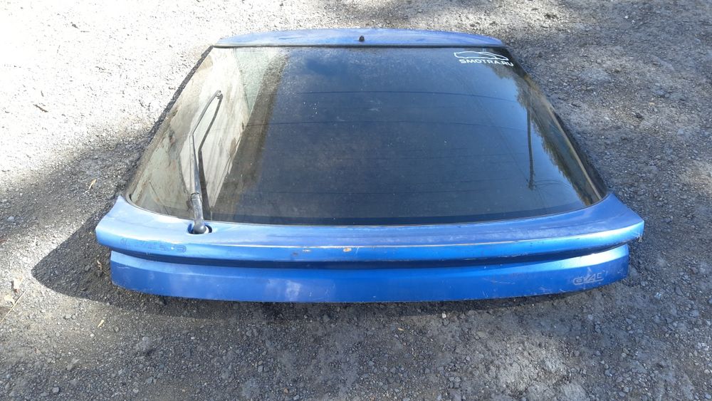 Крышка багажника на мазда 323F.