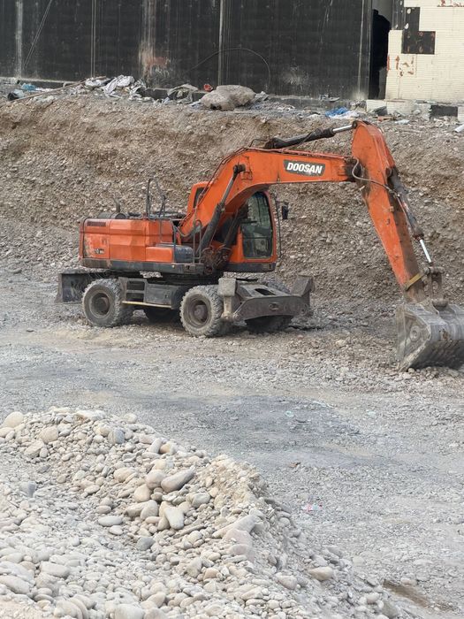 Продается колесный экскавтор Doosan w210