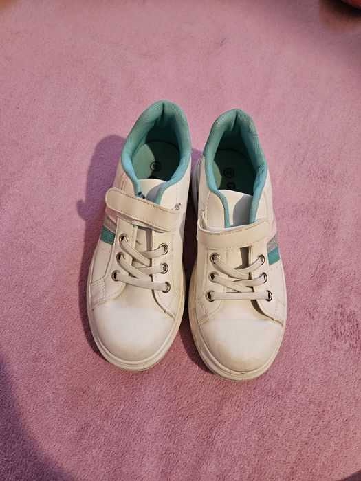 Запазени обувки за момиче