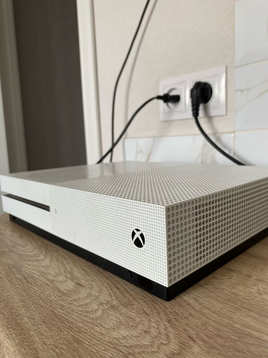 Продам XBOX 1 S  1TRB