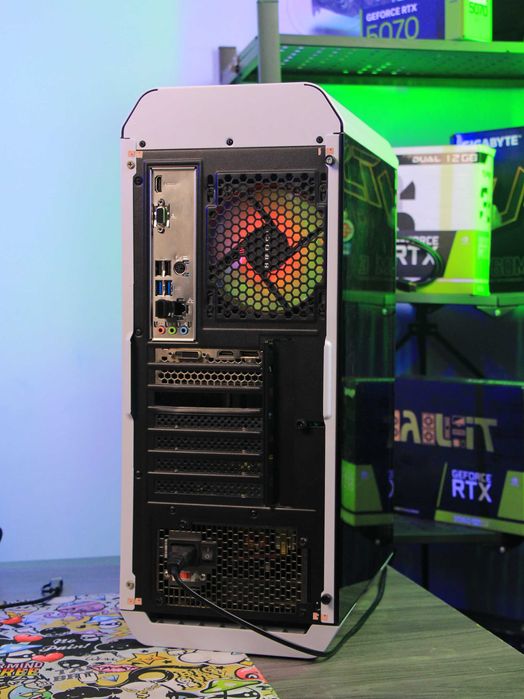 Oq rangdagi kuchli kompyuter to'plami arzon narxda sotiladi