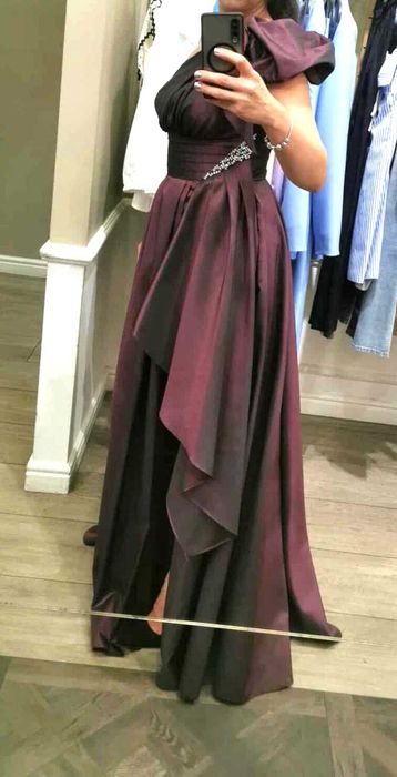 Rochie eleganta purtata ca și nașa
