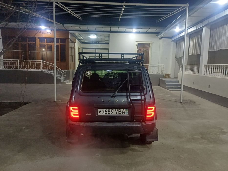 Niva lada4x4 Toshkentda turibdi