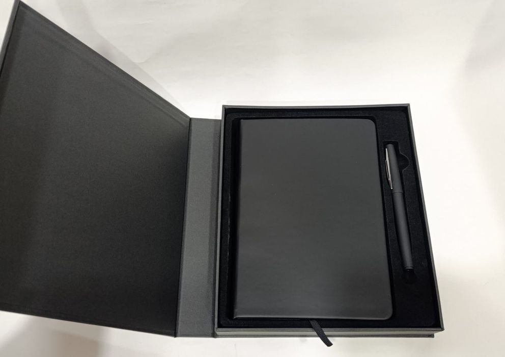 Подарочный набор: блокнот с черными листами и ручка белая