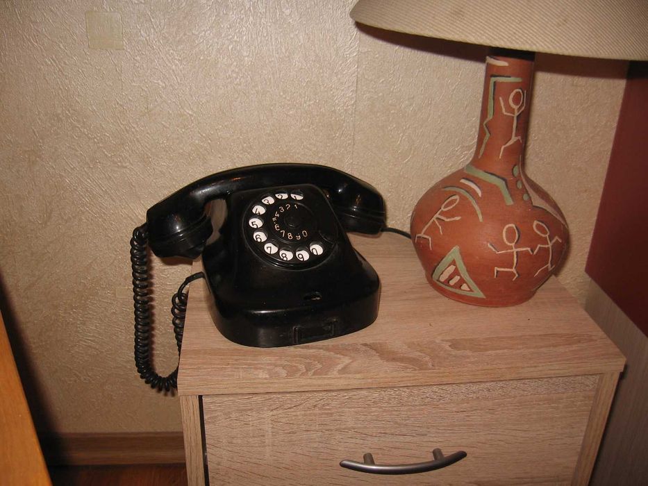 Продавам ретро химикалки и черен ретро телефон