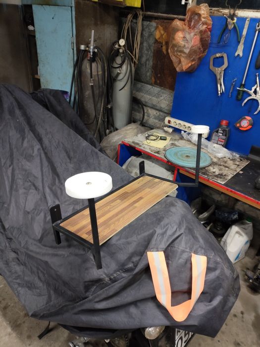 Полка держатель для мото шлемов