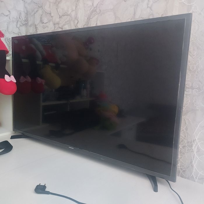 Телевизор и колонка