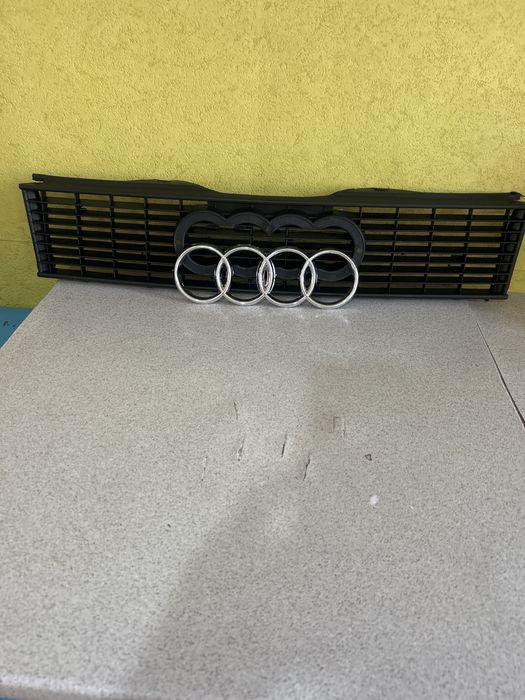 Продаеться передняя решетка Ауди 80 Б3