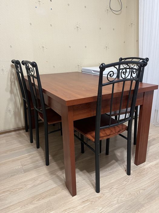 Стол стульясымен сатылады.