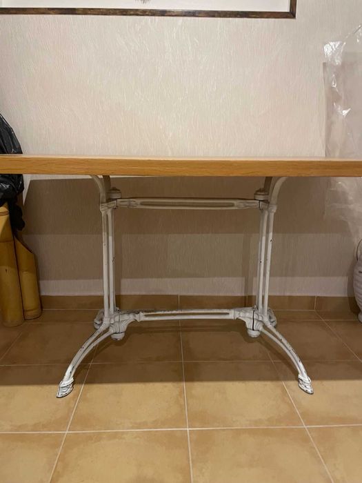 Масивна трапезна маса