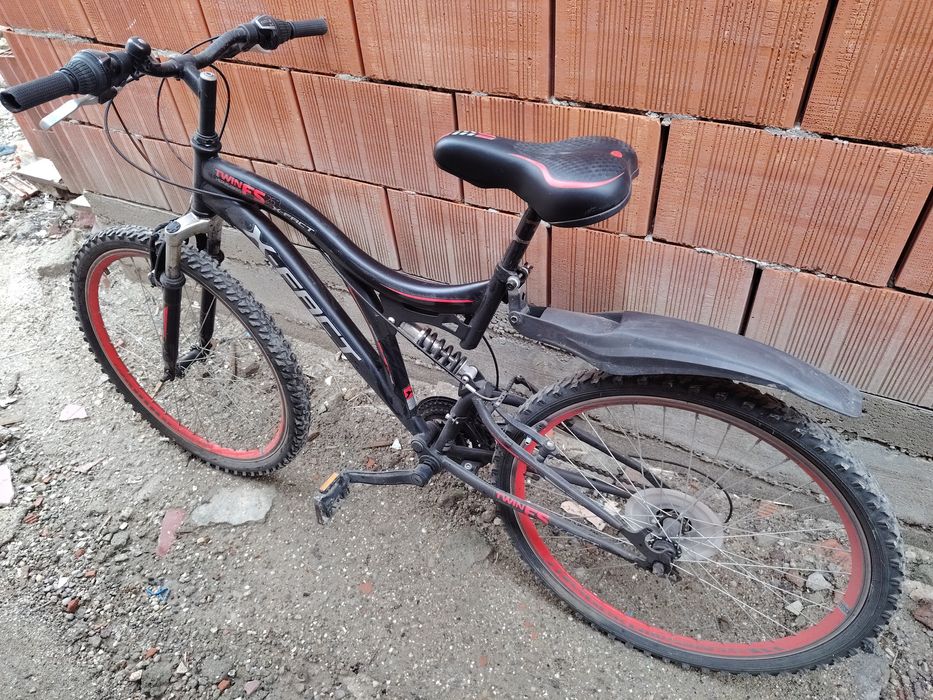 Vând bicicleta cu suspensii  aproape că noua