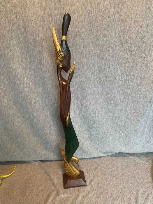 Ръчно изработена рисувана,  дървена скулптура дървена статуетка