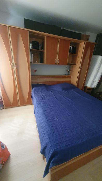 Dormitor cu dulapuri