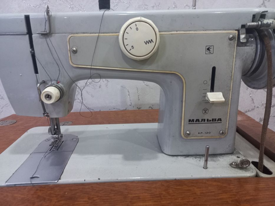 Продам швейную машинку