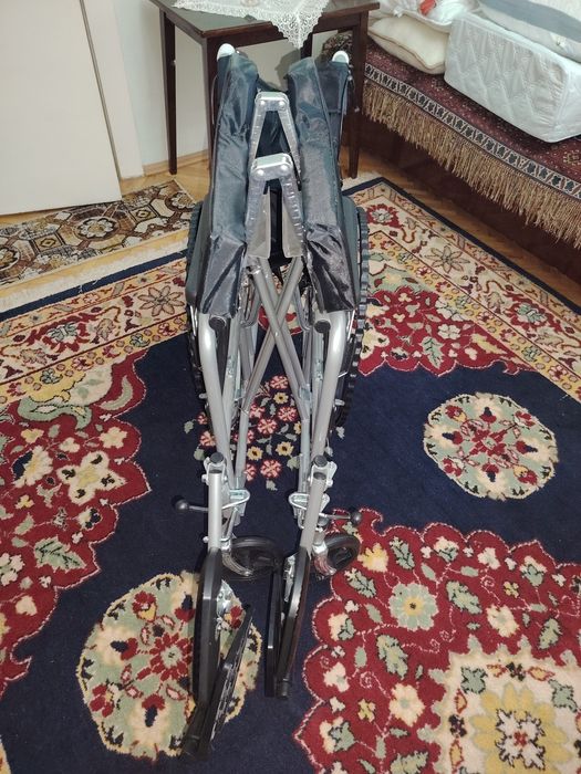 Vand scaun cu rotile pliabil