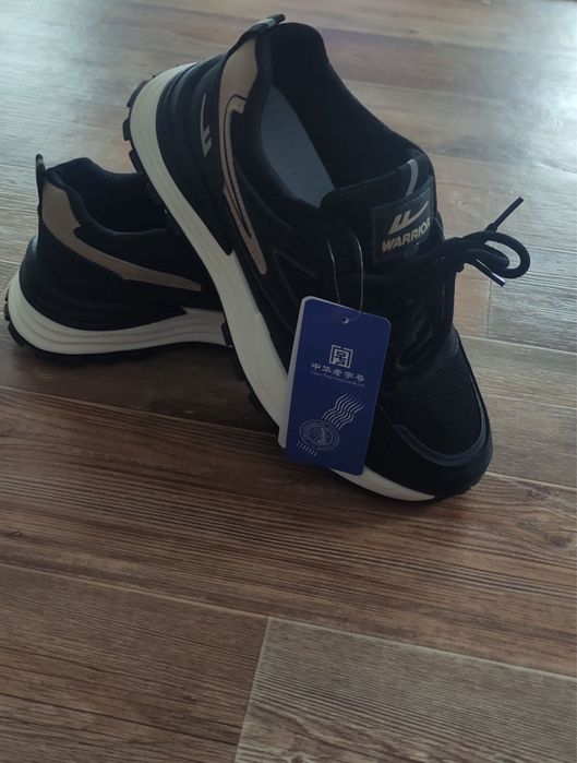 Продам новые кроссовки