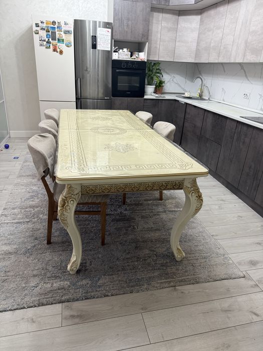 Стол в гостевой или на кухню