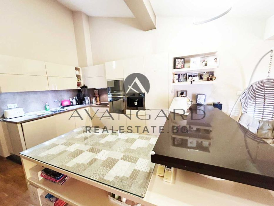 Продава се Тристаен апартамент в Пловдив, Кършияка - 145 кв.м за 2042 €/кв.м - Снимка #4