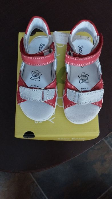 Чисто нови сандали