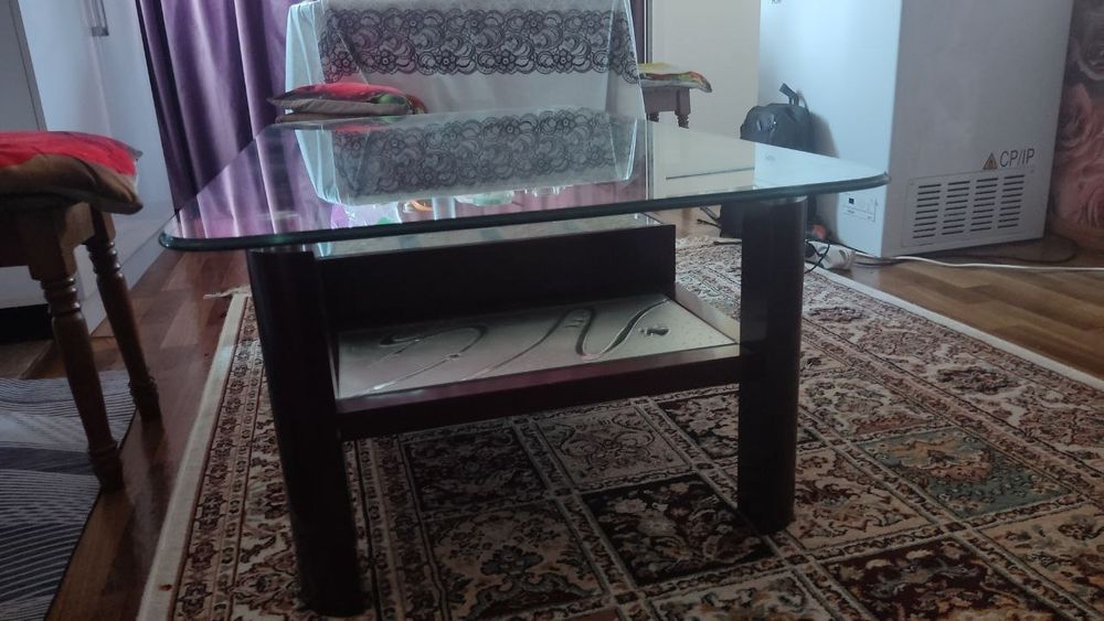 Стол для телевизора стеклянный