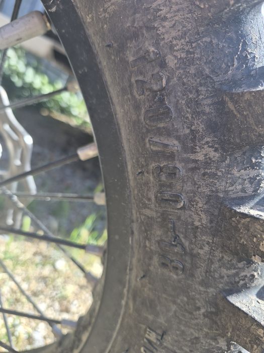 Vând două cauciucuri enduro-cross cu patru camere penttu ele