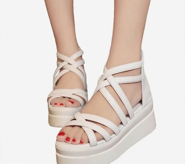 Vand sandale cu platforma noi